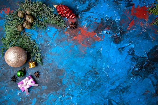 파란색 배경에 상위 뷰 전나무 나뭇가지 콘 크리스마스 트리 장난감