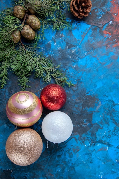 Foto gratuita vista dall'alto rami di abete rami di abete coni albero di natale giocattoli su sfondo blu