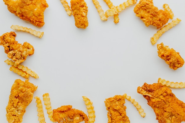 Foto gratuita vista dall'alto del telaio di pesce e patatine fritte con lo spazio della copia