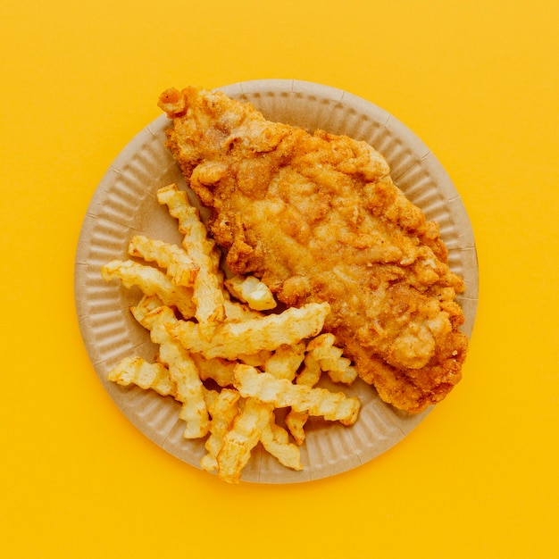 Free photo top view of fish and chips on plate