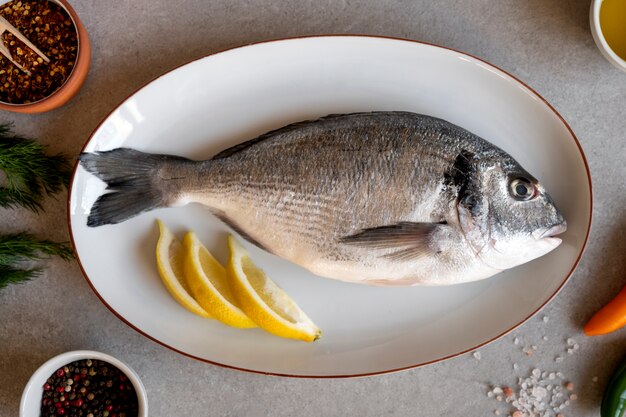 Foto gratuita pesce vista dall'alto pronto per essere cucinato