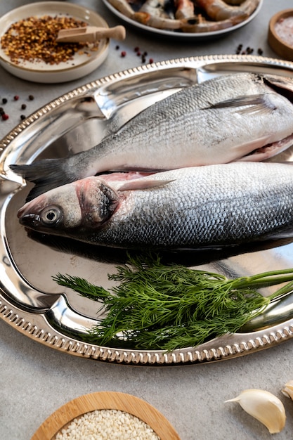 Foto gratuita pesce vista dall'alto pronto per essere cucinato