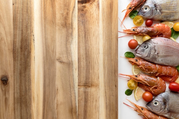 Foto gratuita vista dall'alto di pesce e gamberetti con copia spazio