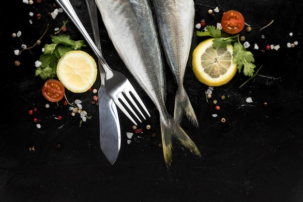 Top view of fish with tomatoes and lemon slices