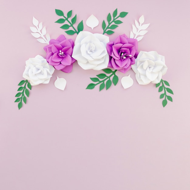 Вид сверху цветочная рамка с фиолетовым фоном