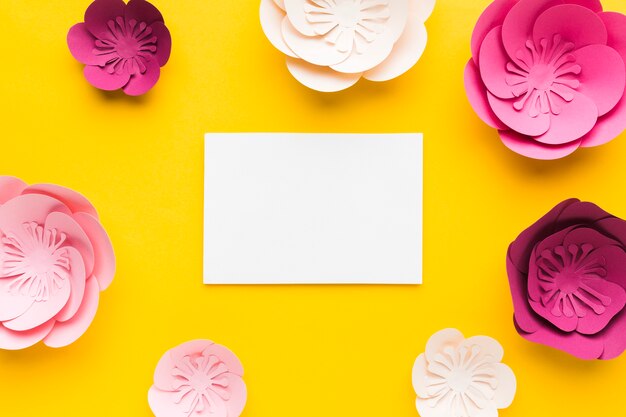 Цветочная бумажная рамка с чистым листом сверху