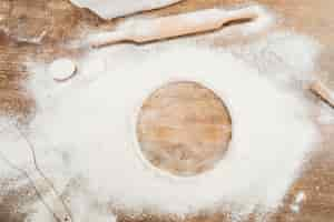 Free photo top view of flour on wooden surface