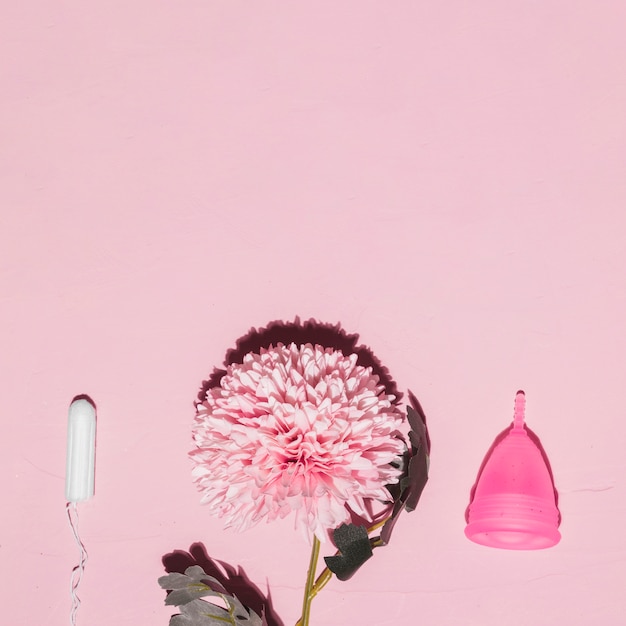 Foto gratuita fiore con vista dall'alto con tampone e coppetta mestruale