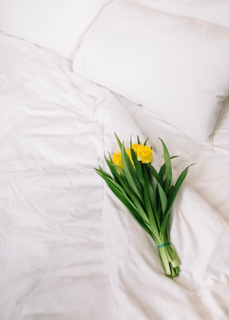 침대에서 꽃의 상위 뷰
