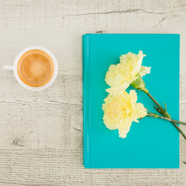 Foto gratuita vista dall'alto fiori e libro