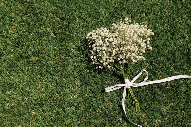 芝生の上のトップビューの花の花束