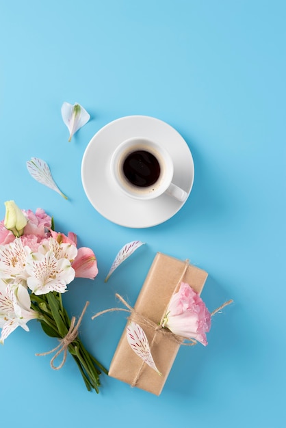 ギフトとコーヒーカップと花の花束の上面図