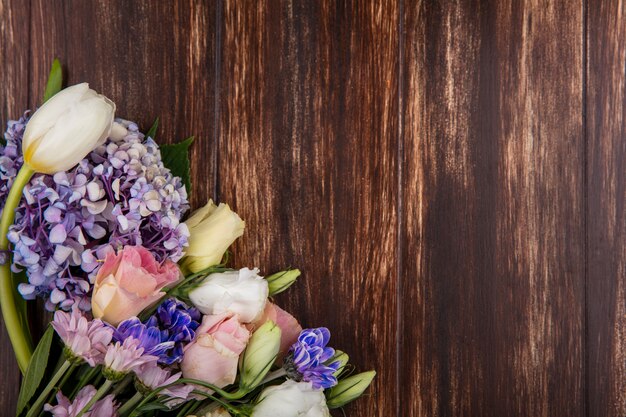 Вид сверху цветов на деревянных фоне с копией пространства