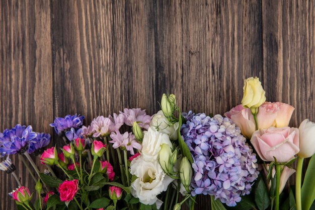 Вид сверху цветов на деревянных фоне с копией пространства