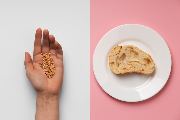 Foto gratuita concetto di crisi alimentare vista dall'alto con pane