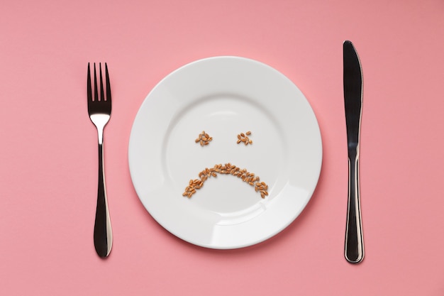 Free photo top view food crisis concept with plate