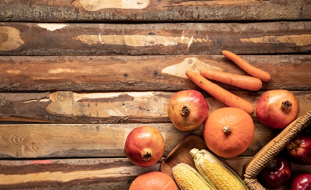 Foto gratuita telaio di cibo vista dall'alto con cesto e piatto di legno