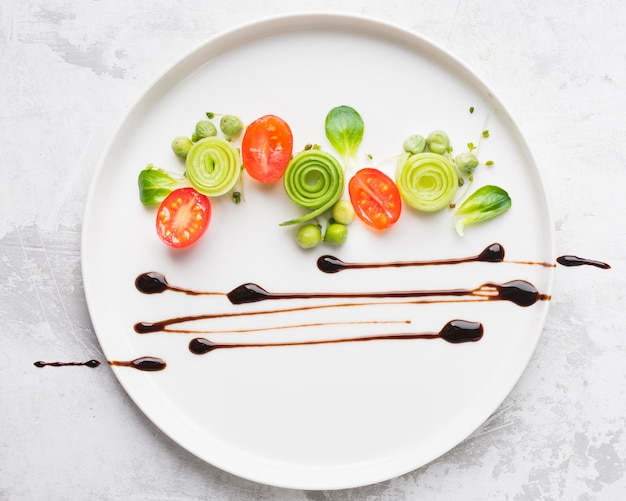 Foto gratuita vista dall'alto decorazione placcatura alimentare