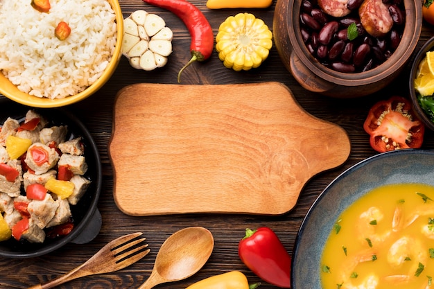 Foto gratuita cibo vista dall'alto e tavola di legno