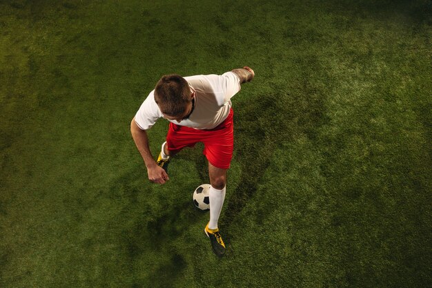 Foto gratuita vista dall'alto del giocatore di calcio o di calcio sull'erba verde