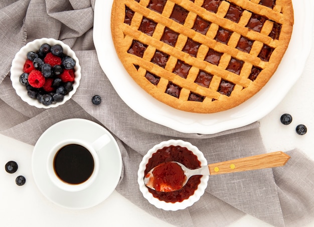 Free photo top view forest fruit pie and coffee