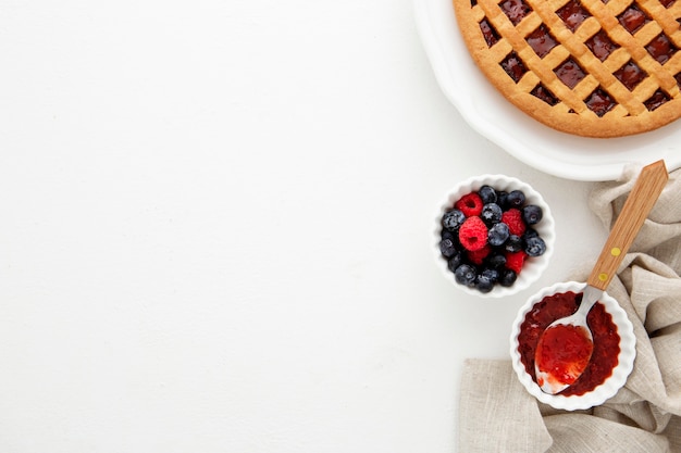 Foto gratuita spazio della copia della torta di frutta della foresta di vista superiore