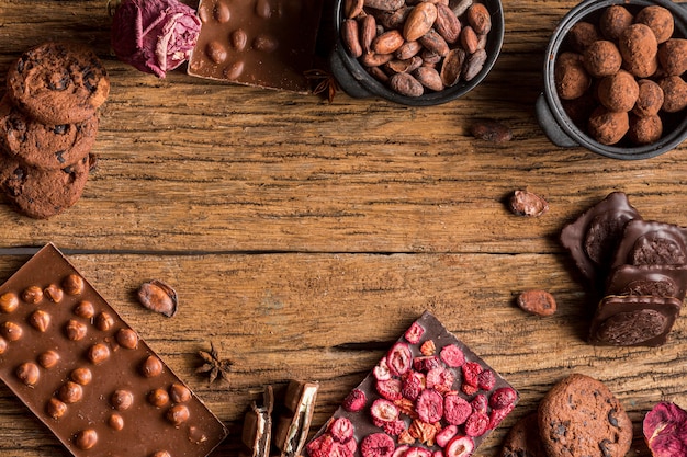 Foto gratuita cornice vista dall'alto dell'assortimento di cioccolato