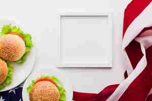 Foto gratuita vista dall'alto del telaio con hamburger e bandiera americana