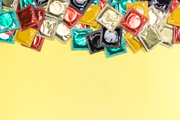 Бесплатное фото Рамка сверху с презервативами и копией пространства
