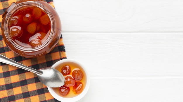 Foto gratuita cornice vista dall'alto con marmellata di frutta