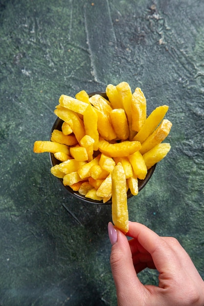 Free photo top view french fries on dark surface