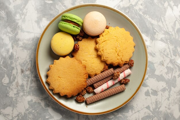흰색 표면 쿠키 비스킷 설탕 케이크 달콤한 파이에 케이크와 쿠키와 상위 뷰 프랑스 마카롱