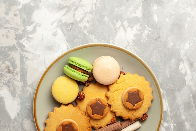 흰색 표면 쿠키 비스킷 설탕 차 케이크 달콤한 파이에 케이크와 쿠키와 상위 뷰 프랑스 마카롱