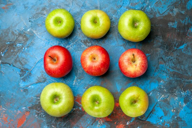 青の背景に新鮮なリンゴの上面図熟したまろやかな健康ダイエットの色