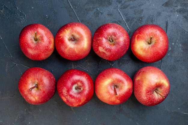 Free photo top view fresh apples on dark table