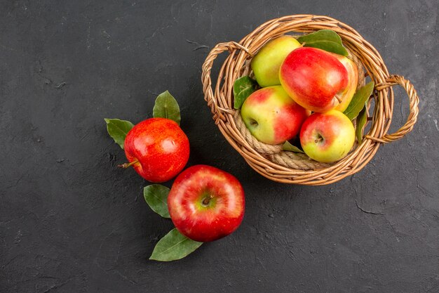 상위 뷰 신선한 사과는 어두운 탁자에 있는 부드러운 과일 잘 익은 신선한 과일 부드러운