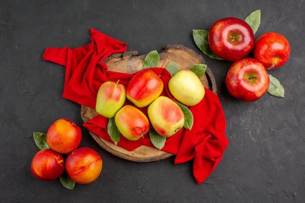 上面図赤いティッシュと灰色のテーブルの新鮮なリンゴの熟した果実新鮮な熟した果実