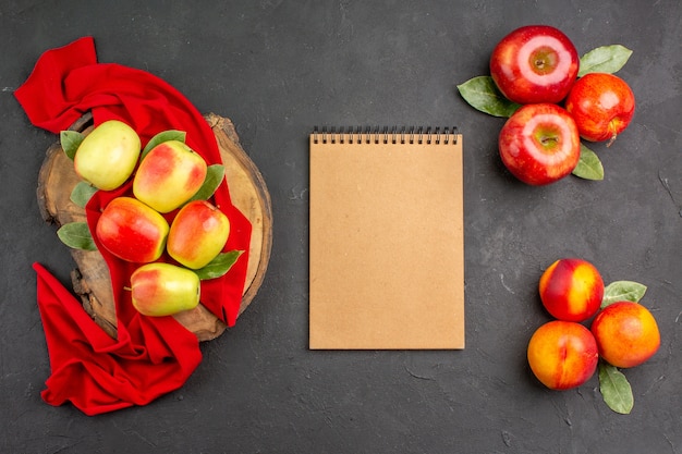 무료 사진 짙은 회색 테이블 색상에 신선한 잘 익은 과일에 복숭아와 함께 상위 뷰 신선한 사과
