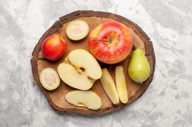 Free photo top view fresh apples with pears on the white space