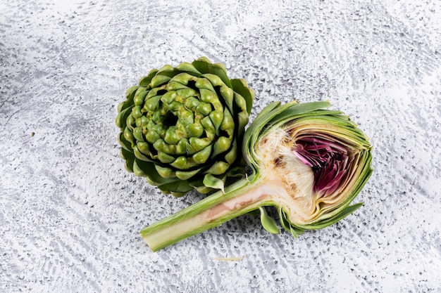 Free photo top view fresh artichoke with slice. horizontal