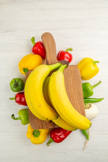 흰색 배경에 바나나와 상위 뷰 신선한 벨 고추 다이어트 샐러드 건강한 생활 사진 익은 색상