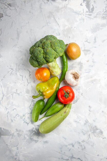 흰색 테이블 샐러드 익은 건강 다이어트에 야채와 함께 상위 뷰 신선한 브로콜리