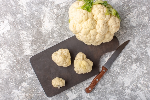 Free photo top view of fresh cauliflower with knife and on the light-white surface