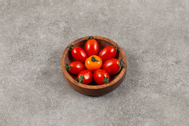 나무 그릇에 신선한 체리 토마토의 최고 볼 수 있습니다.