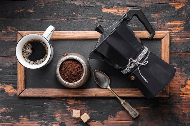 Foto gratuita vista dall'alto tazza di caffè fresco sul tavolo