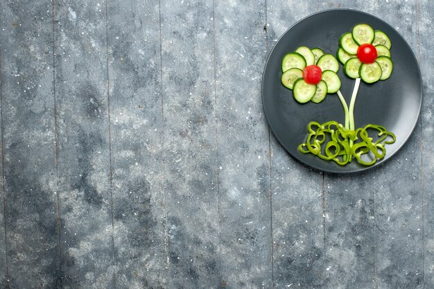 회색 공간에 상위 뷰 신선한 오이 꽃 디자인 샐러드