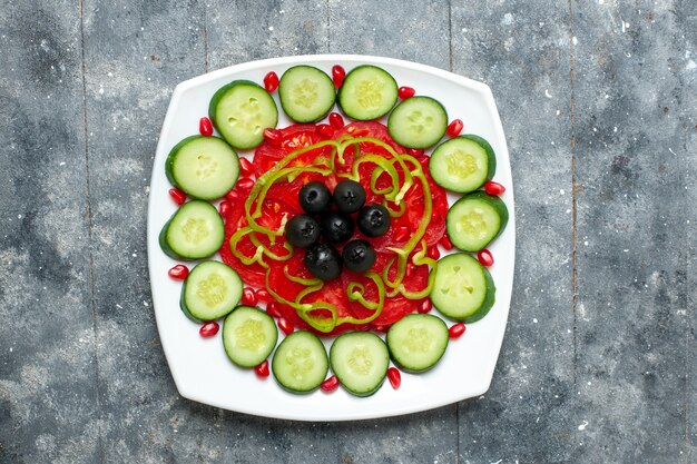 Free photo top view fresh cucumbers sliced salad on grey rustic space