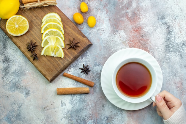 Free photo top view fresh cut lemons cinnamon sticks star anises on chopping board