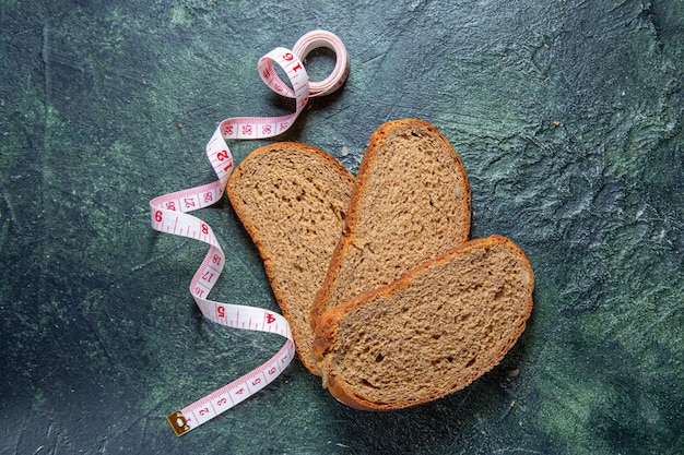 Free photo top view fresh dark bread on dark desk