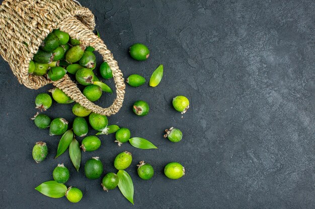 어두운 표면 여유 공간에 바구니에 상위 뷰 신선한 feijoas